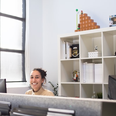 Atendente de suporte com headset sorrindo